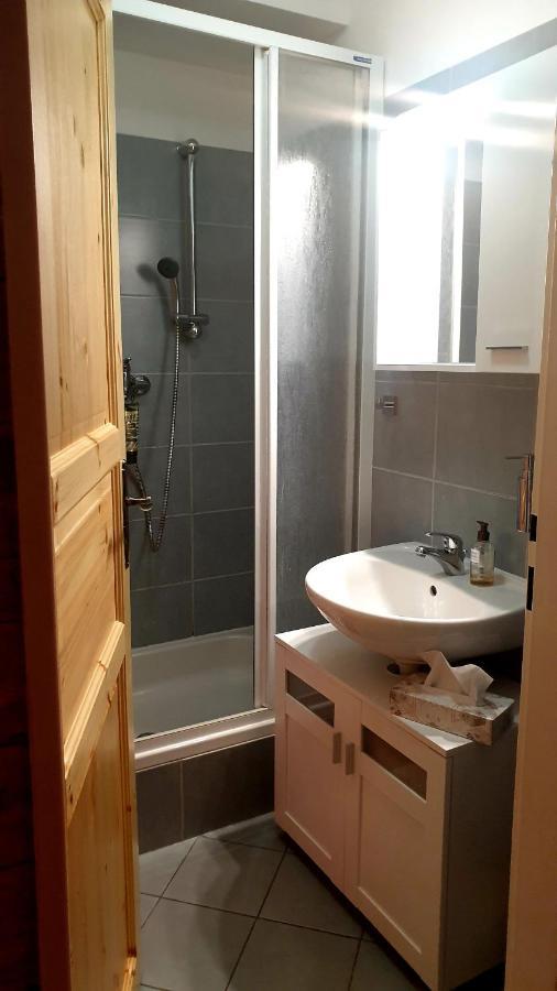 Apartma Raj V Ramzove ออสตรูชนา ภายนอก รูปภาพ